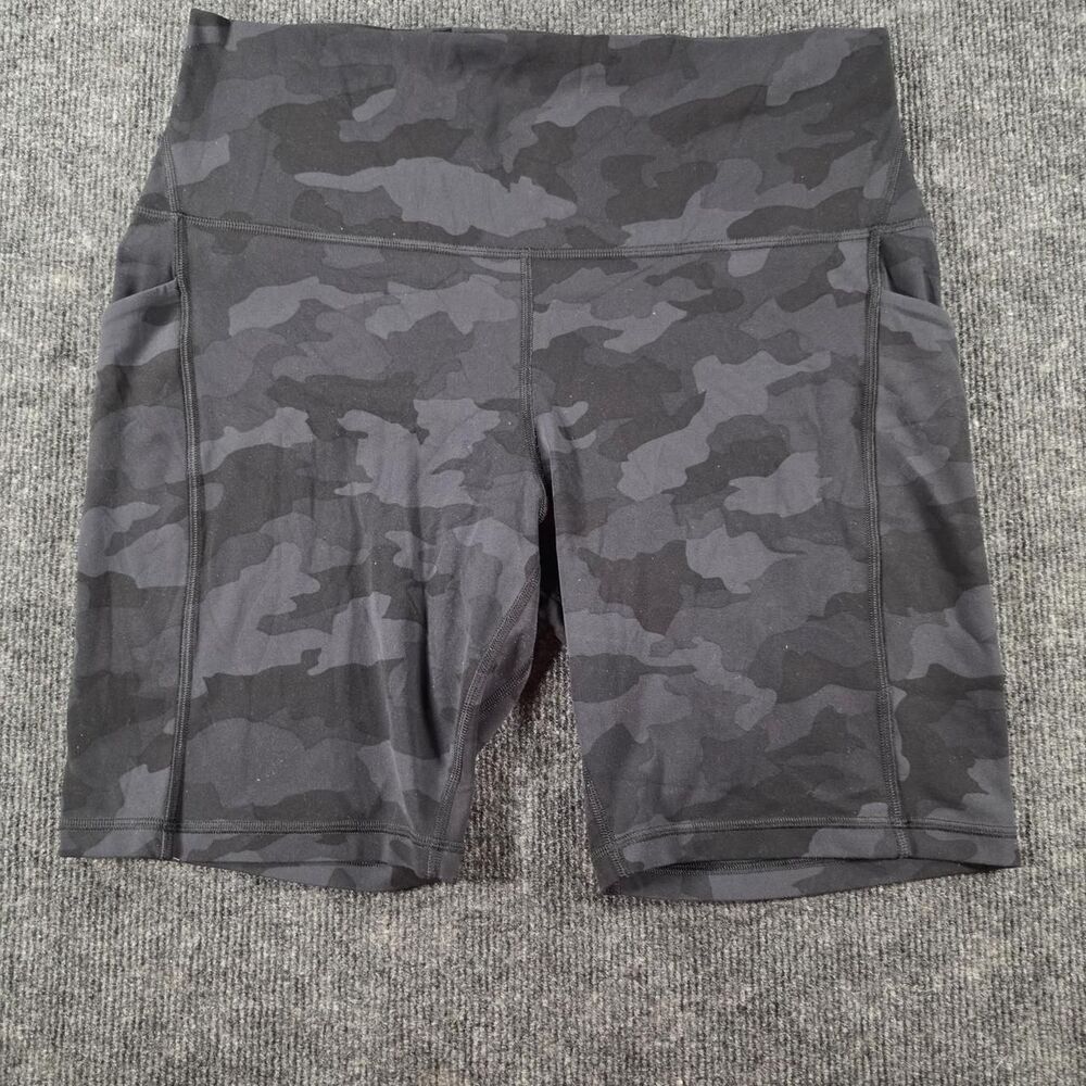 Lululemon Women's Black and Grey Shorts